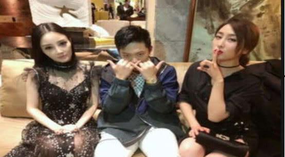 娱乐圈吃瓜小群众,揭秘吃瓜群众的狂欢盛宴